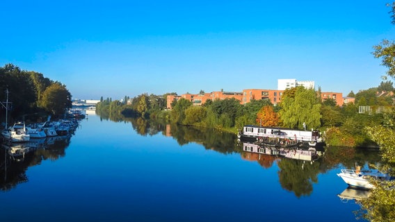 Blick auf die Bille in Hamburg mit Sportbooten und Hausboot. © dpa / picture alliance Foto: Hinrich Bäsemann