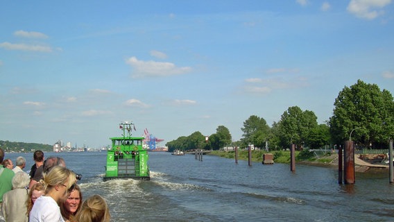 Blick von einer Fähre auf die Elbe bei Hamburg-Finkenwerder. © NDR Foto: Kathrin Weber