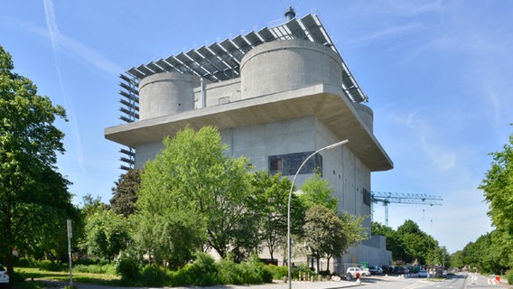 Der Energiebunker in Hamburg-Wilhelmsburg. Der Energiebunker in Hamburg-Wilhelmsburg. © IBA Hamburg GmbH Foto: Martin Kunze