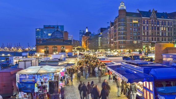 Stände und Besucher am frühen Morgen auf dem Hamburger Fischmarkt. © imago Foto: Westend61