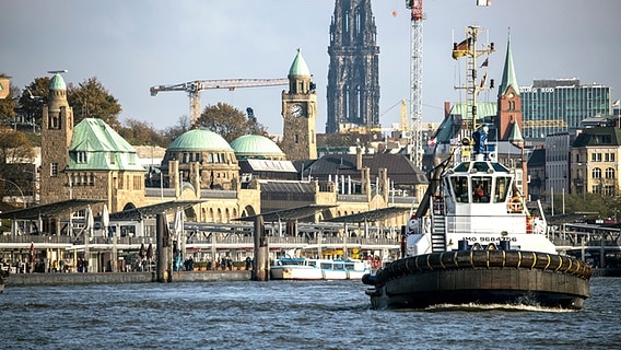 Ein Schiff vor den Landungsbrücken im Hamburger Hafen © imago images Foto: Jochen Tack