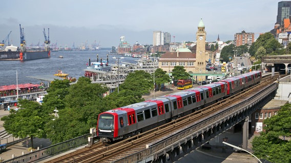 Eine U-Bahn fährt auf dem Hafenviadukt an den Hamburger Landungsbrücken vorbei. © Hamburger Hochbahn 