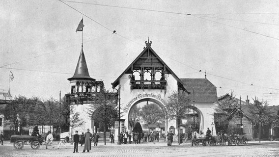Das Holstentor zur IGA 1897 in Hamburg © Bildarchiv Gartendenkmalpflege der Behörde für Stadtentwicklung und Umwelt. 