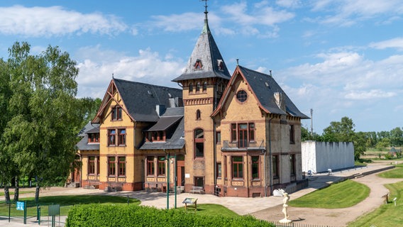 Die historische Villa auf der Elbinsel Kaltehofe, dahinter der Museumsneubau. © Museumsdienst Hamburg Foto: Mario Sturm
