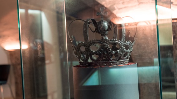 Eine Krone als Grabbeigabe im Gruftgewölbe im Hamburger Michel. © NDR Foto: Anja Deuble