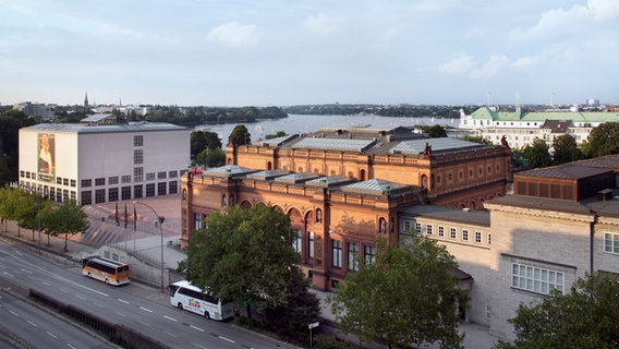 Blick auf die Kunsthalle Hamburg - im Hintergrund die Binnenalster. © Kunstmeile Hamburg Foto: Henning Roggfe