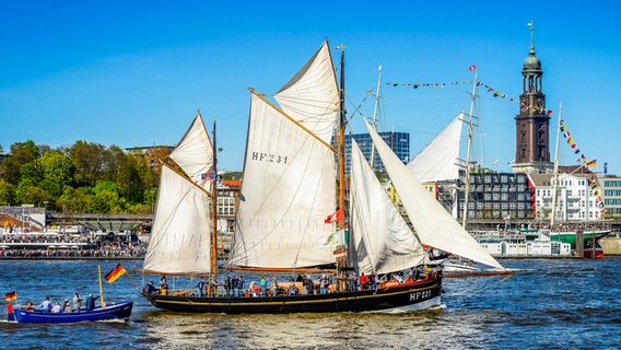 Das Traditionsschiff "Landrath Küster" bei der Einlaufparade zum Hafengeburtstag im Jahr 2016. © picture alliance / Bildagentur-online Foto: Ohde