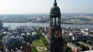 Blick auf den Turm der Hamburger St. Michaelis Kirche und die Elbe. © picture alliance / dpa Foto: Marcus Brandt
