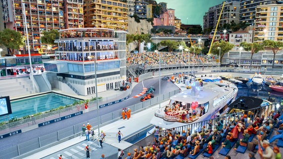 Formel-1-Rennstrecke mit Zuschauertribünen in der Altstadt von Monaco im Miniatur Wunderland Hamburg © Miniatur Wunderland 