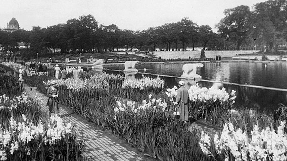 Planten un Blomen während der Niederdeutschen Gartenschau 1935 Planten un Blomen während der Niederdeutschen Gartenschau 1935 © Bildarchiv Gartendenkmalpflege der Behörde für Stadtentwicklung und Umwelt.