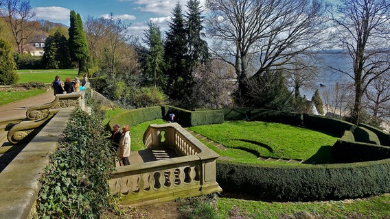 Blick auf die Elbe und den Römischen Garten in Hamburg-Blankenese. © Picture-Alliance / Zoonar Foto: Michael Krabs