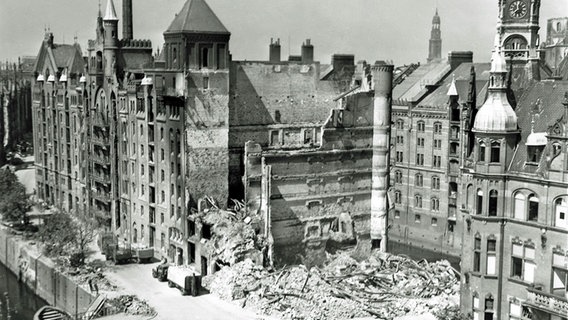 Ein durch Bomben zerstörtes Haus im Block R1 der Hamburger Speicherstadt 1944. © Hamburger Hafen und Logistik AG 