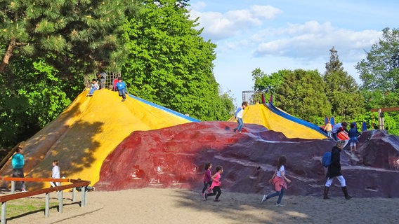 Kinder spielen auf den "Bullerbergen" im Hamburger Park Planten un Blomen. Kinder spielen auf den "Bullerbergen" im Hamburger Park Planten un Blomen. © NDR Foto: Irene Altenmüller