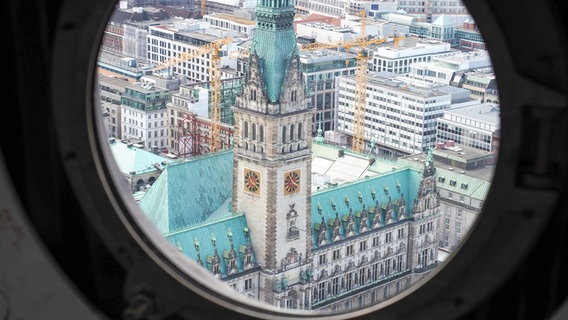 Blick aus der zweiten Ebene vom Kirchturm der Hauptkirche St. Petri in Richtung Rathaus. © NDR Foto: Anja Deuble