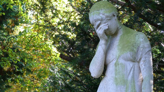 Statue auf dem Friedhof Engesohde in Hannover. © NDR Foto: Axel Franz