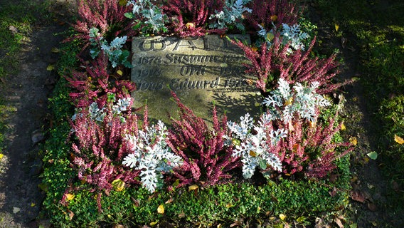 Grabstätte von Orli Wald auf dem Friedhof Engesohde in Hannover. © NDR Foto: Axel Franz
