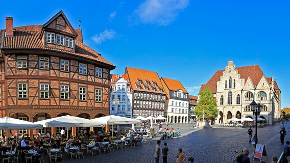 Blick auf den Hildesheimer Marktplatz mit seinen historischen Gebäuden und Rolandbrunnen. © Picture-Alliance / Bildagentur-online/ Klein 