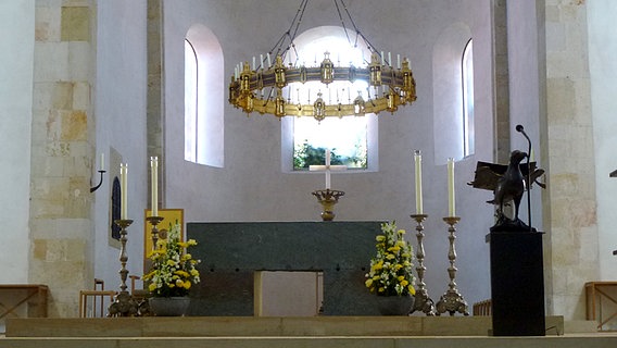 Altarraum im Hildesheimer Mariendom mit modernem Altar und Thietmar-Leuchter © NDR Foto: Axel Franz