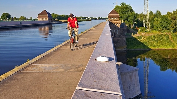 Radfahrer auf der Brücke des Mittellandkanals über die Weser bei Minden. © blickwinkel/S.Ziese 