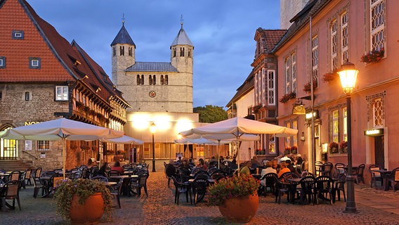 Marktplatz vor der Stiftskirche in Bad Gandersheim © imago/imagebrooker/Bahnmüller 