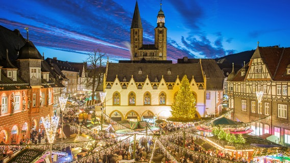Blick auf den festlich beleuchteten Weihnachtsmarkt in Goslar. © Goslar Marketing GmbH Foto: Stefan Schiefer