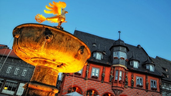 Goslars Marktbrunnen mit goldenem Adler © GOSLAR marketing gmbh Foto: Stefan Schiefer