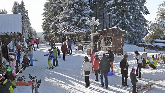 Spaziergänger und Schlittenfahrer auf dem Bocksberg bei Hahnenklee © NDR / Axel Franz Foto: Axel Franz