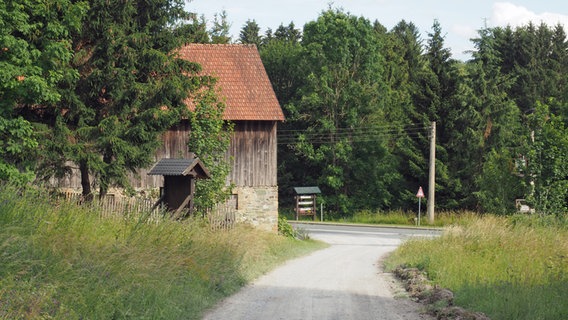 Ein Haus am Hexenstieg-Wanderweg bei Königshütte. © NDR Foto: Anja Deuble