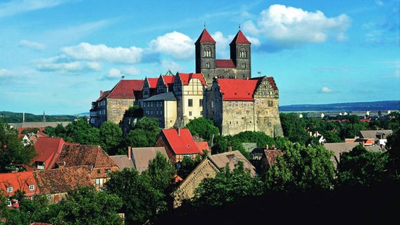 Blick auf den Schlossberg mit Stiftskirche in Quedlinburg © Harzer Tourismusverband 