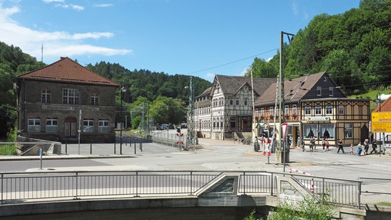 Die Ortschaft Rübeland in Sachsen-Anhalt mit einem alten Bahnhof. © NDR Foto: Anja Deuble