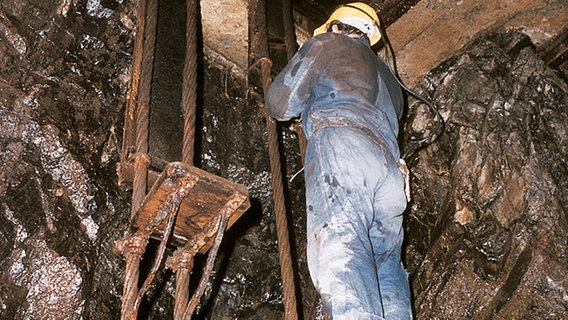 Ein Mitarbeiter der Grube Samson demonstriert die Funktionsweise des Fahrstuhls der Bergleute. © Harzer Verkehrsverein 