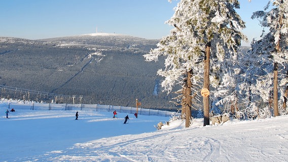 Nordhang des Skigebiets am Wurmberg mit Blick zum Brocken © Wurmbergseilbahn Braunlage 