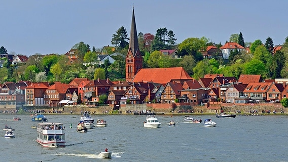 Blick vom Wasser aus auf Lauenburg an der Elbe © imago/ McPhoto 