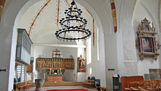 Innenansicht der St. Johanniskirche in Nieblum auf Föhr mit Taufbecken und Altar. © NDR Foto: Kathrin Weber
