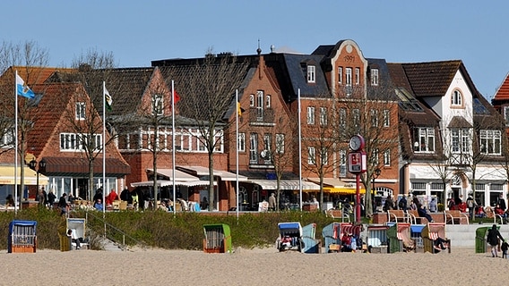 Häuserzeile hinter dem Strand in Wyk auf Föhr © imago/Schöning 