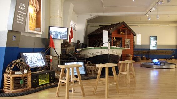 Ausstellung im Inselmuseum Helgoland mit Börteboot, Hummerbude und mehreren Bildschirmen. © NDR Foto: Janine Artist