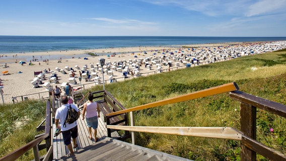 Eine Holztreppe führt über Dünen zum Strand in Westerland auf Sylt. © imago/imagebroker 