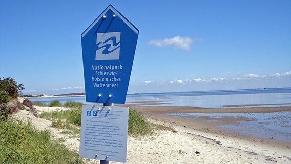 Ein Schild zeigt die Grenze des Nationalparks Wattenmeer auf Sylt an. © NDR Foto: Axel Franz