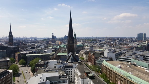 Ausblick auf die Stadt Hamburg vom Turm der St. Jacobi-Kirche. Ausblick auf die Stadt Hamburg vom Turm der St. Jacobi-Kirche. © NDR Foto: Kathrin Weber