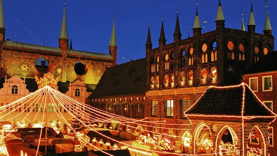 Abendlicher Blick auf den beleuchteten Weihnachtsmarkt in Lübeck. © picture-alliance/HB-Verlag Foto: Katja Kreder