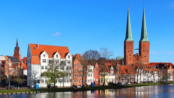 Blick von der Trave auf den Lübecker Dom. © Colourbox Foto: Olena Buyskykh