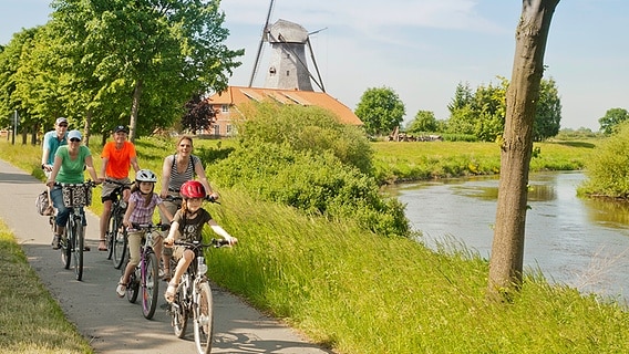 Radfahrer an der Bothmer Mühle im Aller-Leine-Tal. © Zweckverband Aller-Leine-Tal 