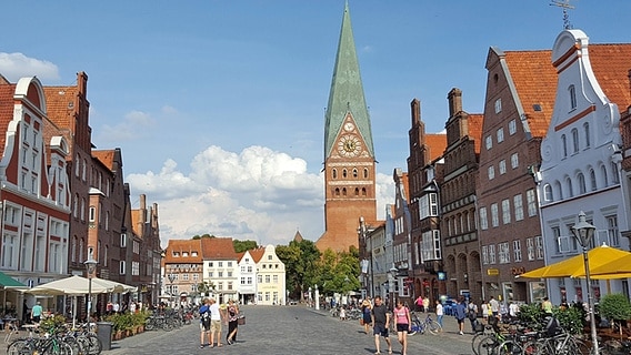 Die St.-Johannis-Kirche in Lüneburg, im Vordergrund histsorische Giebelhäuser am Sande © imago images/teutopress 