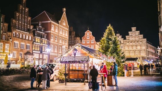 Menschen an einem weihnachtlichen Stand in der Altstadt von Lüneburg. Menschen an einem weihnachtlichen Stand in der Altstadt von Lüneburg. © Lüneburg Marketing GmbH Foto: Mathias Schneider