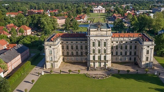 Luftbild von Schloss Ludwigslust (Gartenseite). © Staatliche Schlösser, Gärten und Kunstsammlungen M-V 
