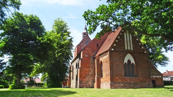 Die mittelalterliche Backsteinkirche von Dassow im  Klützer Winkel. © NDR Foto: Irene Altenmüller