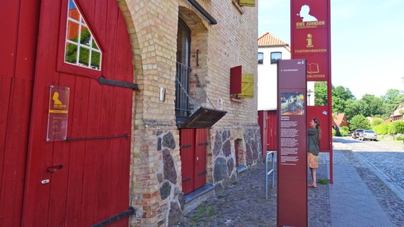 Eingang zum Uwe-Johnson-Haus in Klütz, das sich in einem alten Kornspeicher  befindet. © NDR Foto: Irene Altenmüller