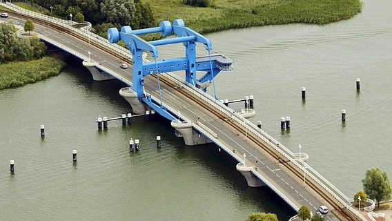 Luftbild der blauen Brücke über den Peenestrom in Wolgast © imago images/blickwinkel Foto: Bertram