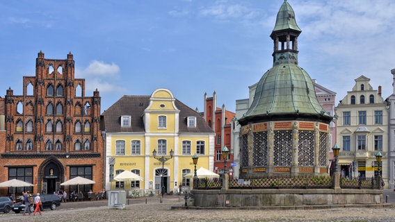 Am Markt im historischen Zentrum der Hansestadt Wismar mit der Wasserkunst. © Picture Alliance Foto: Joachim G. Pinkawa