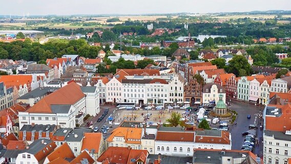 Blick von dem Turm der Marienkirche auf den Marktplatz von Wismar. © NDR Foto: Irene Altenmüller